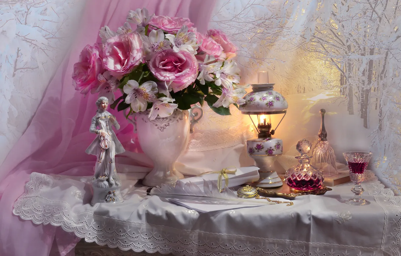 Фото обои цветы, перо, бокал, лампа, розы, ткань, ваза, статуэтка