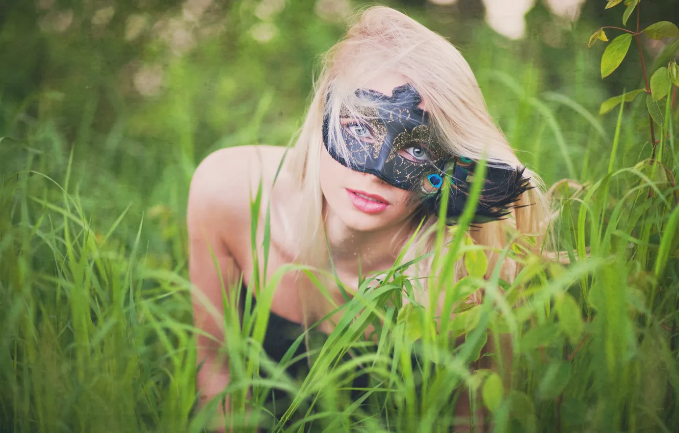 Фото обои лето, трава, девушка, маска, блондинка