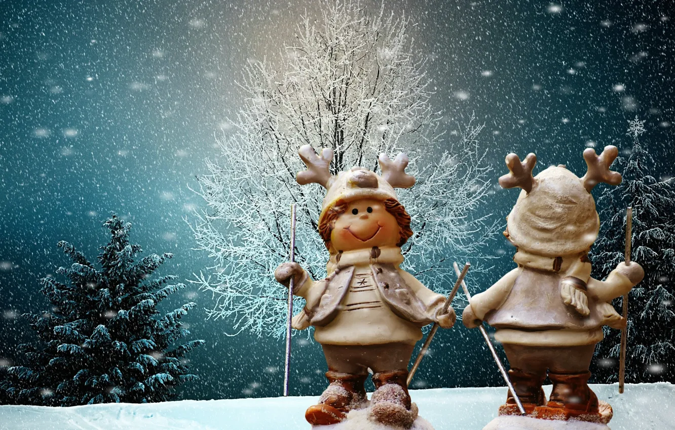 Фото обои зима, снег, деревья, Рождество, Новый год, лыжник, фигурки