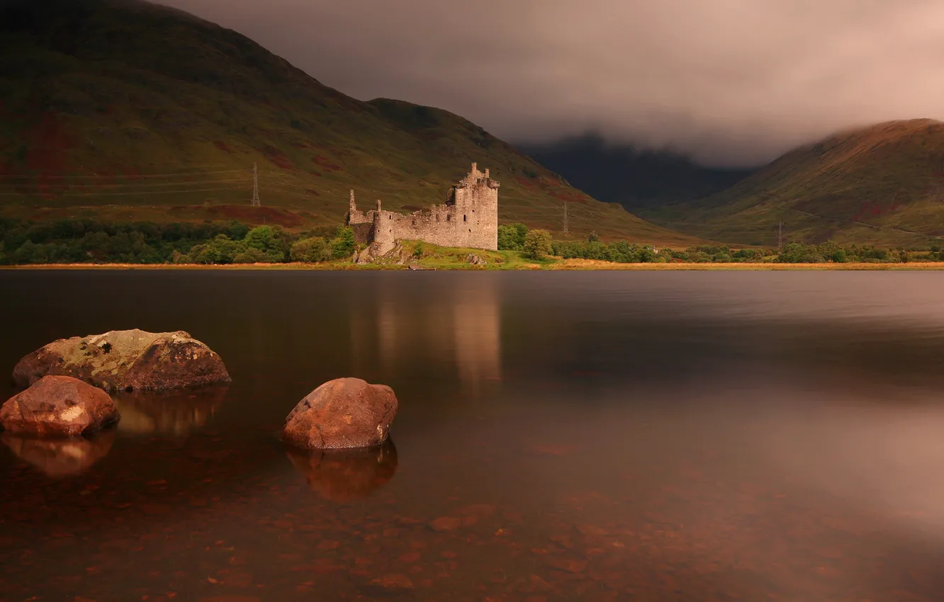 Фото обои осень, горы, камни, замок, пасмурно, холмы, берег, Шотландия