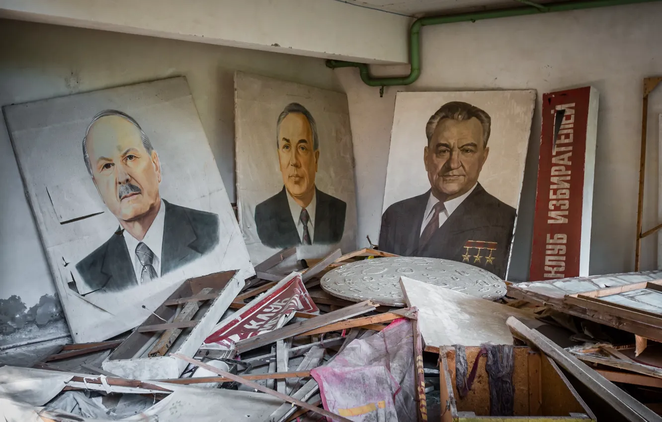 Фото обои свалка, история, Soviet Leaders portraits
