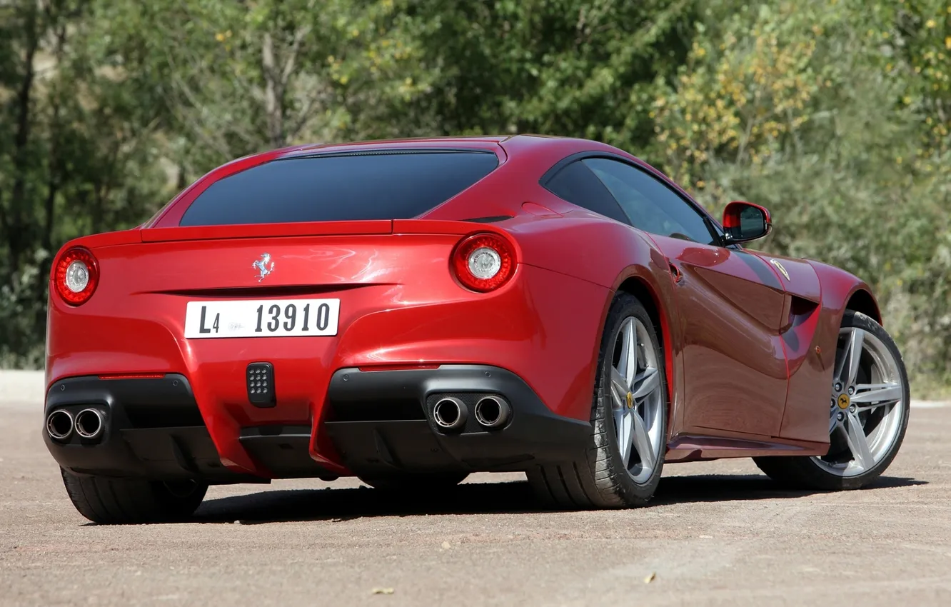 Фото обои красный, фон, Феррари, Ferrari, суперкар, вид сзади, кусты, berlinetta