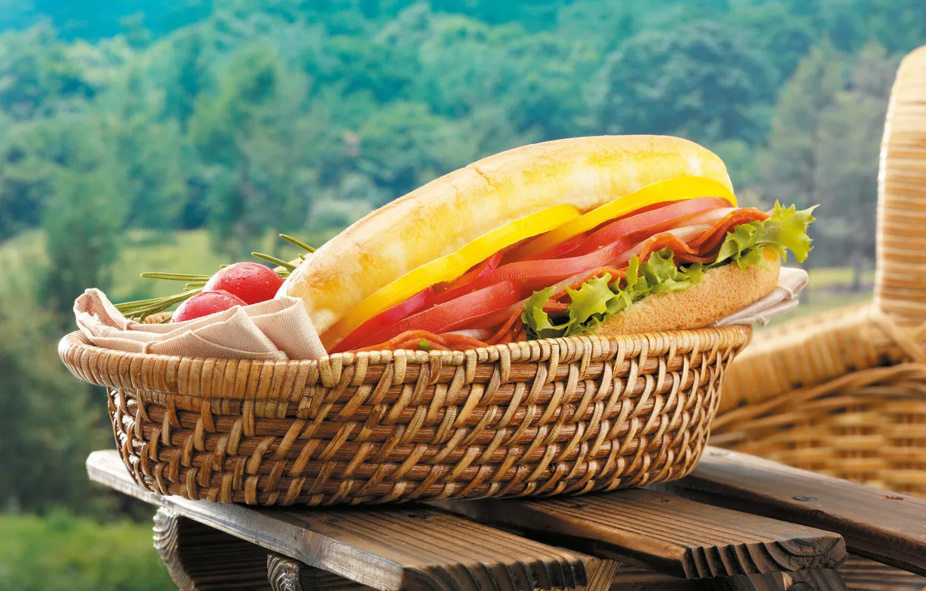 Фото обои зелень, перец, столик, сэндвич, помидоры. салфетка, кресло. корзина