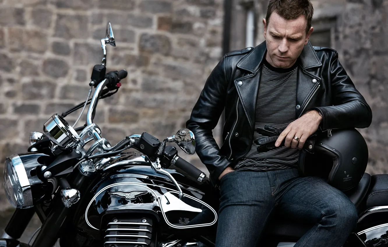 Фото обои черный, джинсы, куртка, мотоцикл, актер, перчатки, шлем, байкер