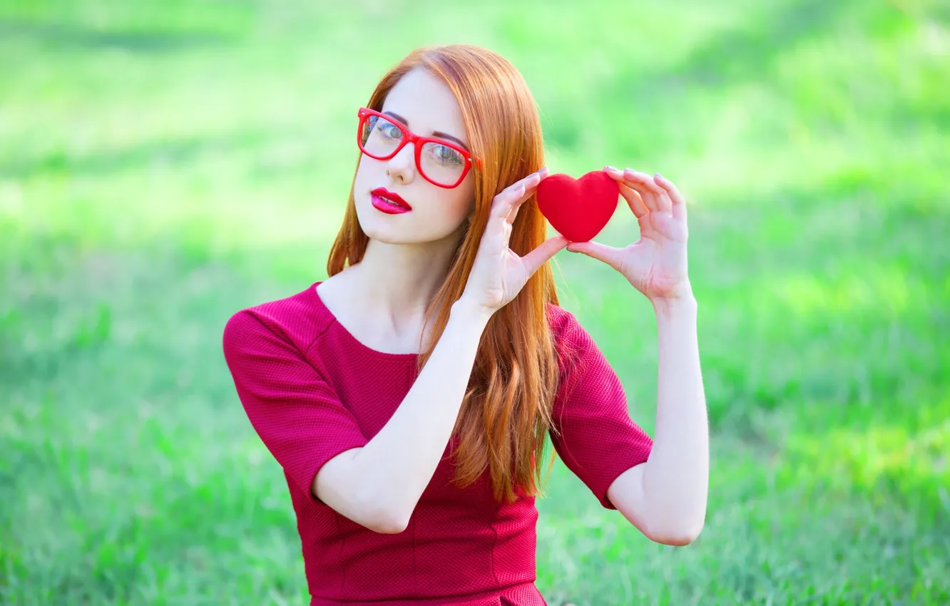 Фото обои взгляд, поза, сердце, Девушка, платье, очки, рыжая