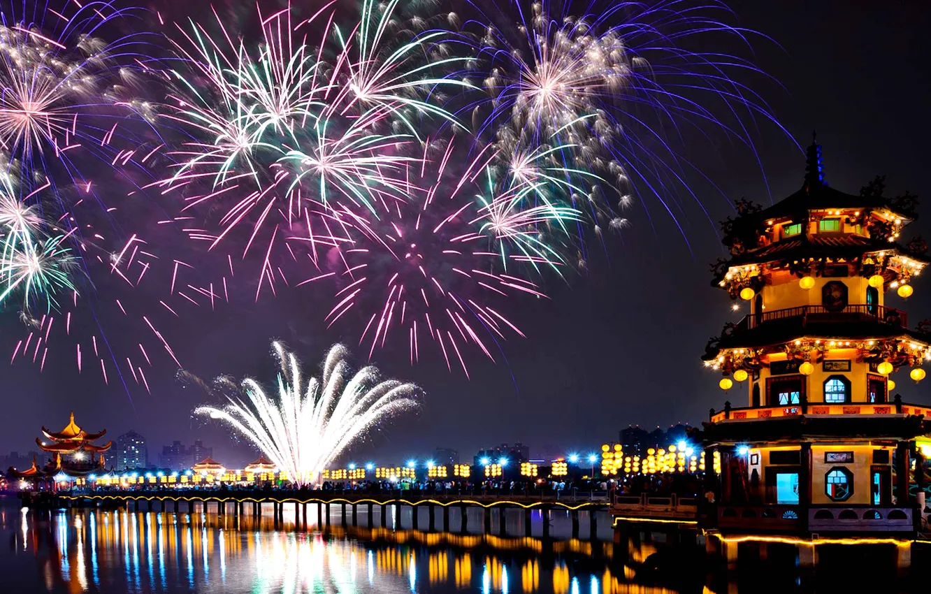 Фото обои салют, Новый Год, Тайвань, фейерверк, Гаосюн, Lotus Lake