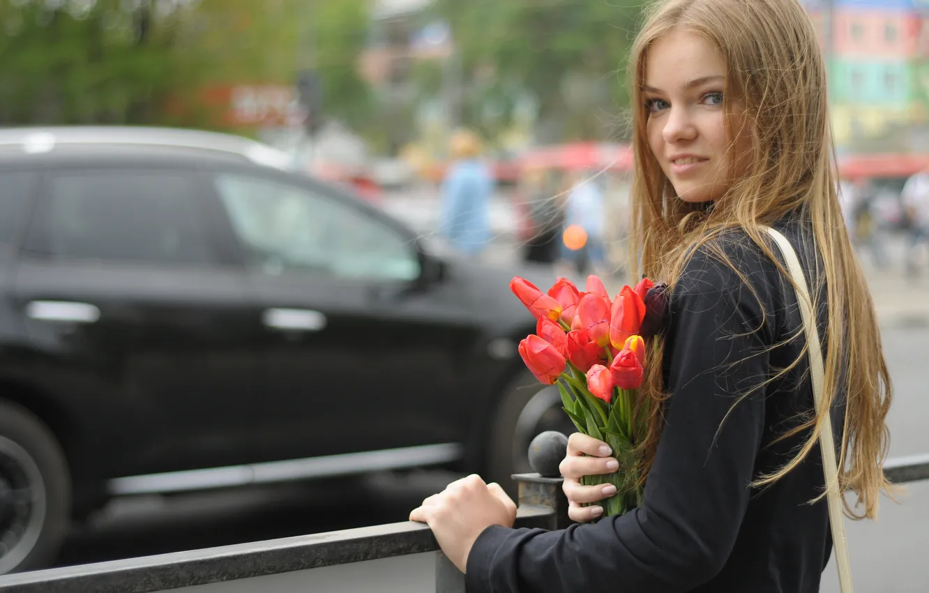 Фото обои машина, взгляд, девушка, улыбка, букет, блондинка, тюльпаны, перила