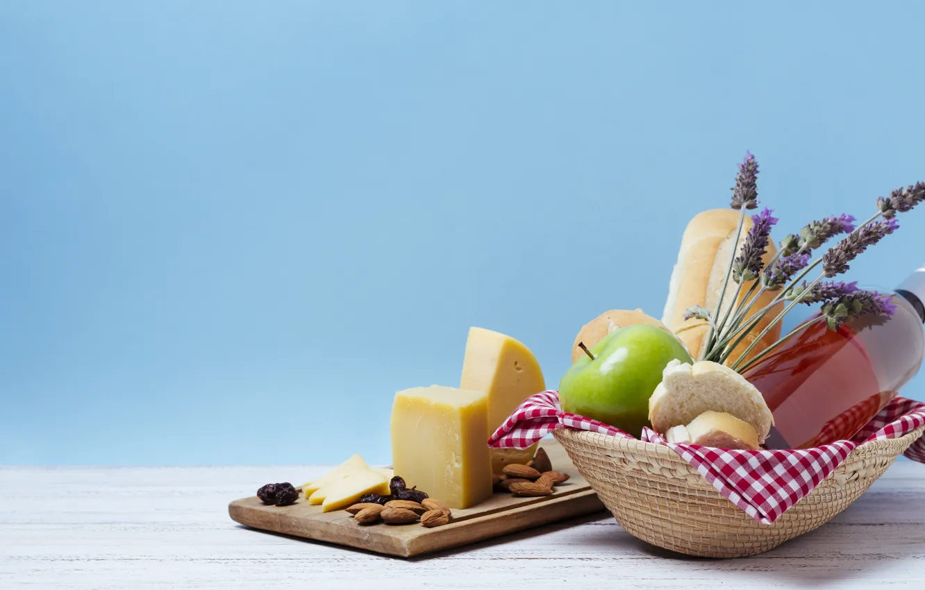 Фото обои яблоко, сыр, хлеб, орехи, корзинка, багет, лаванда, морс