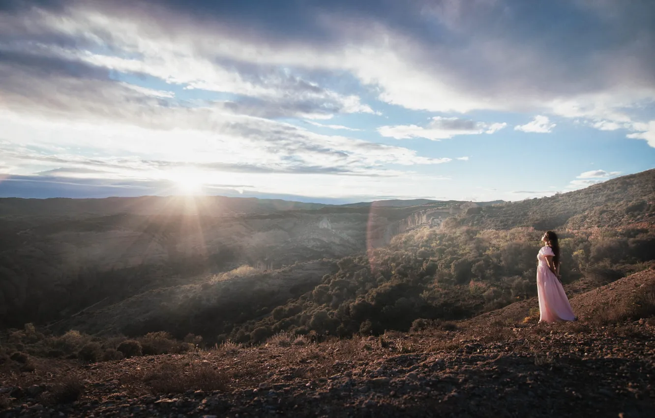 Фото обои небо, девушка, пейзаж, природа, романтика, даль, платье, длинные волосы