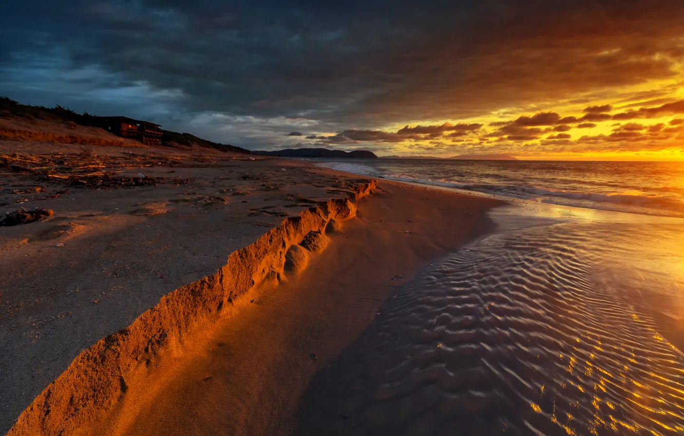 Фото обои песок, море, небо, закат, тучи, побережье, зарево