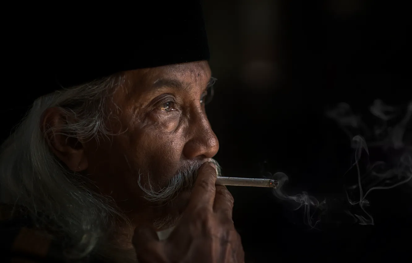 Фото обои дым, сигарета, мужчина, седина