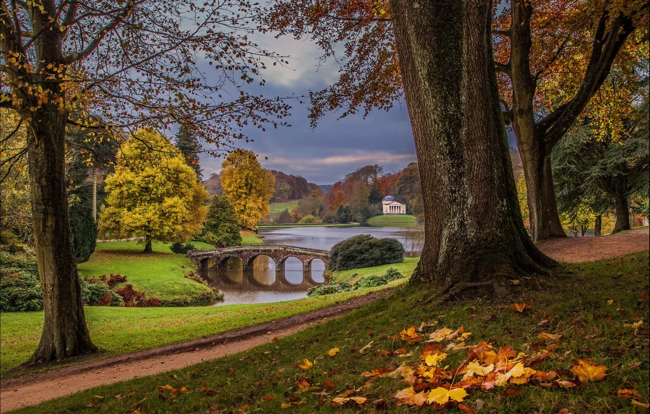 Фото обои листья, облака, деревья, мост, озеро, парк, путь, храм