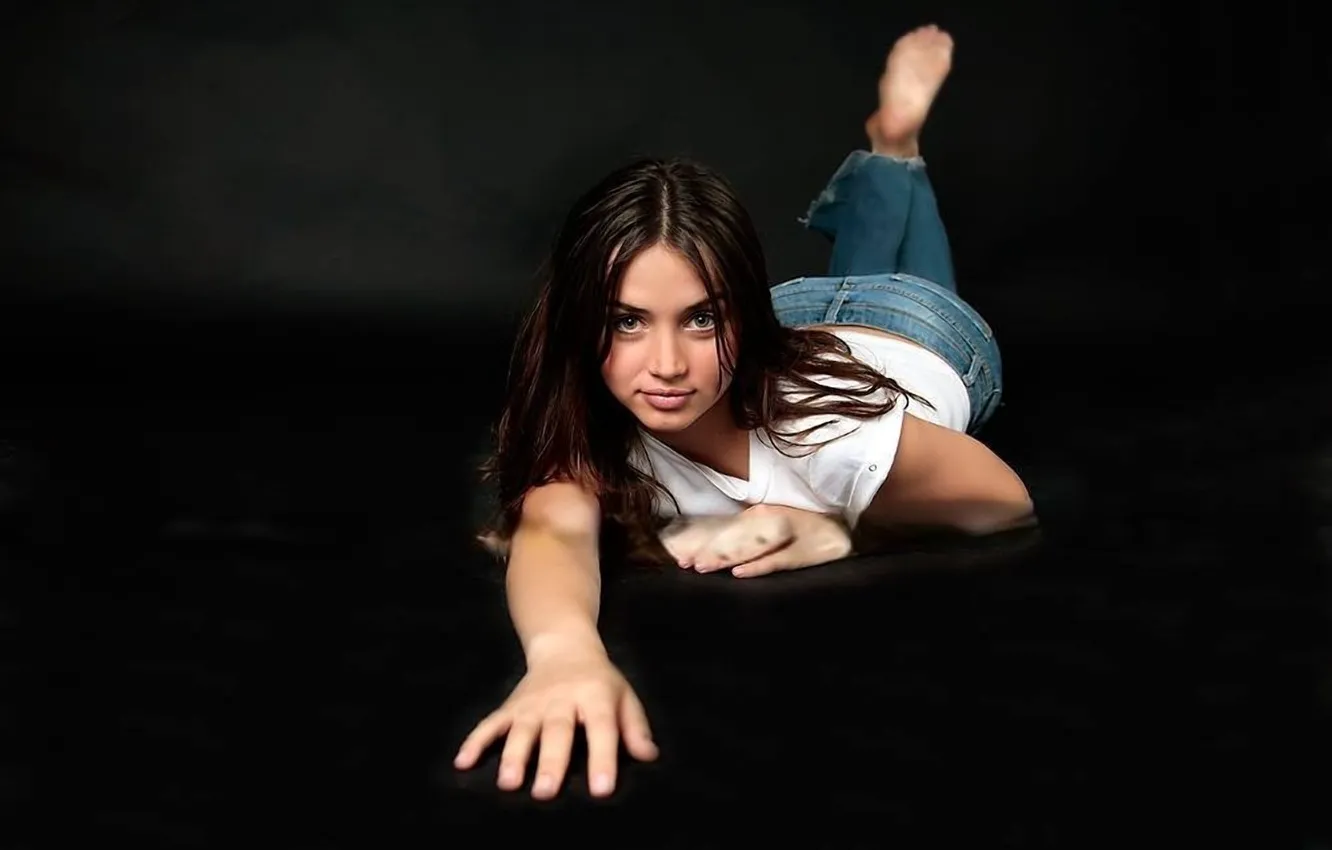 Фото обои взгляд, джинсы, босиком, майка, актриса, брюнетка, красивая, Ana de Armas