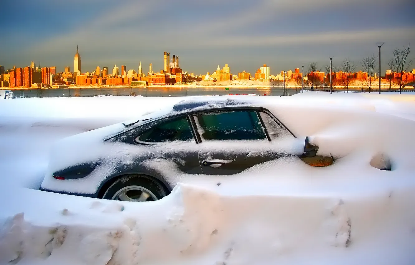 Фото обои зима, небо, снег, пейзаж, рассвет, дома, автомобиль, сугроб