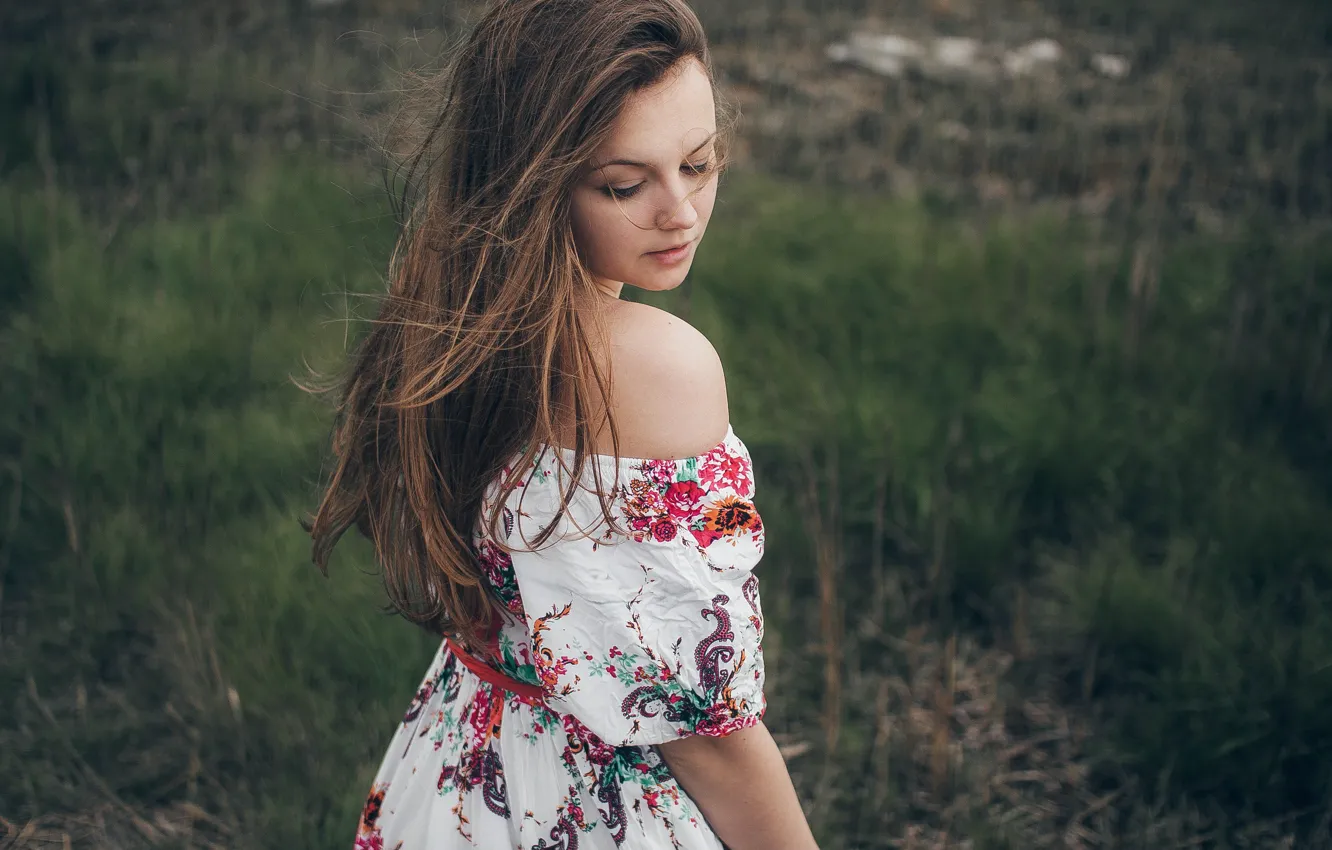 Фото обои трава, волосы, Девушка, платье, плечи