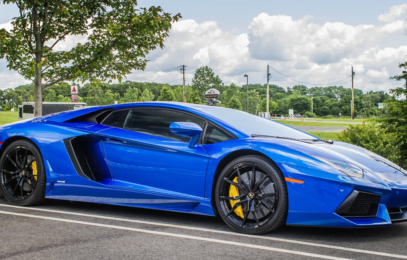 Фото обои Lamborghini, side, blue, view, parking, aventador