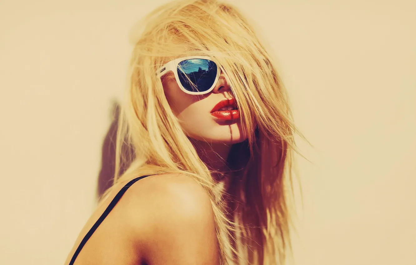 Фото обои солнце, фон, модель, портрет, макияж, очки, прическа, блондинка