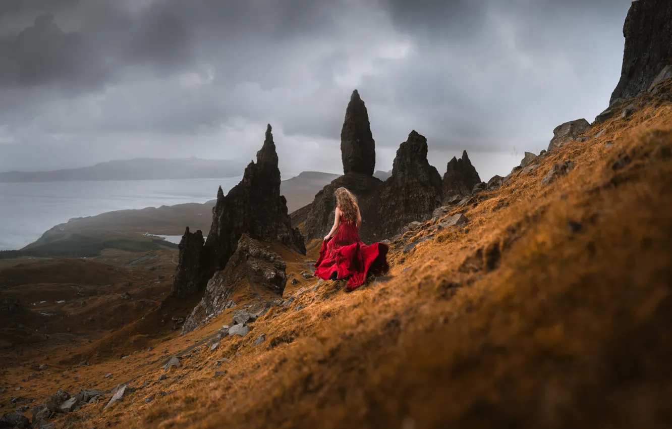 Фото обои море, девушка, облака, горы, поза, туман, камни, пасмурно