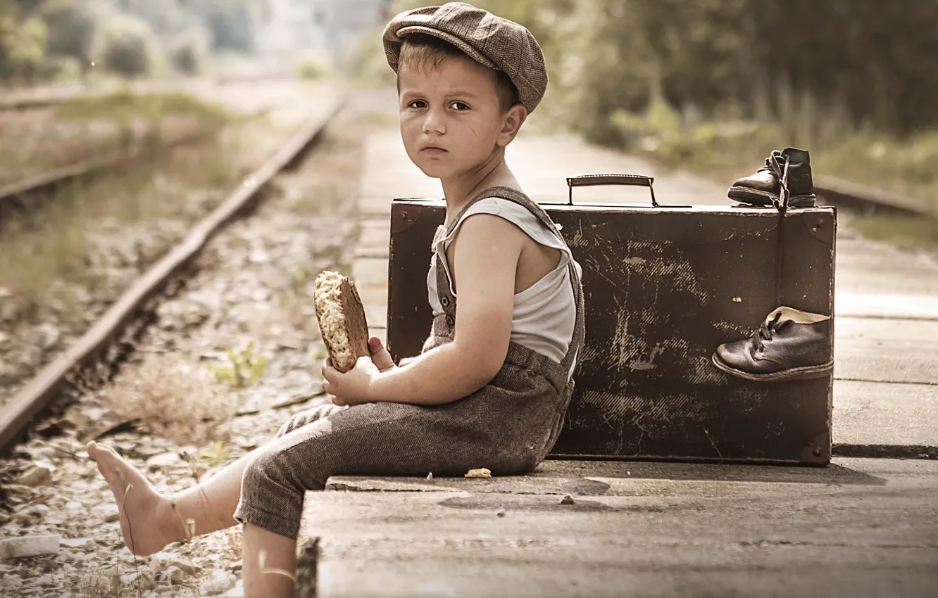 Фото обои мальчик, железная дорога, чемодан