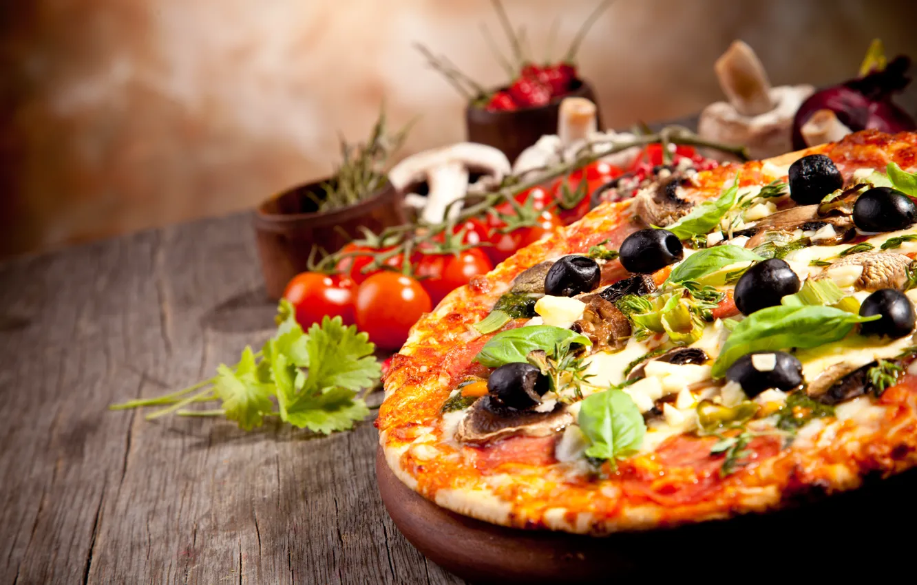 Фото обои грибы, еда, сыр, пицца, помидоры, петрушка, блюдо, маслины