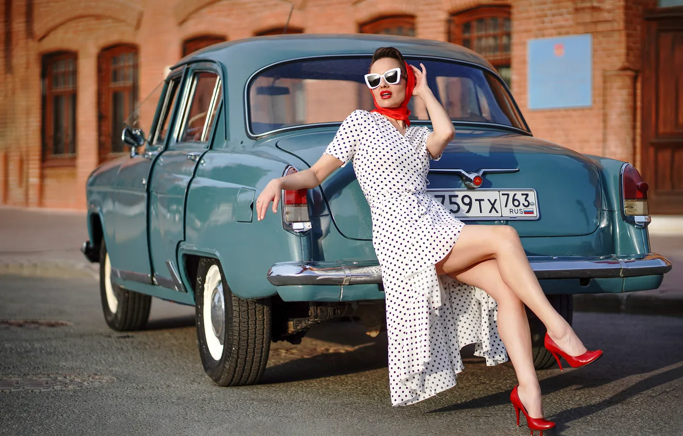 Фото обои машина, авто, девушка, поза, стиль, ретро, платье, очки