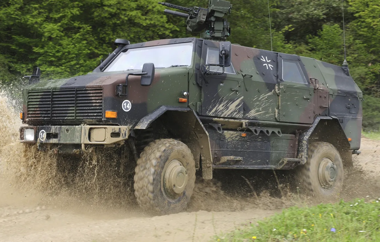 Фото обои gun, military, weapon, 4x4, offroad, armored, heavy weapon, submachine gun