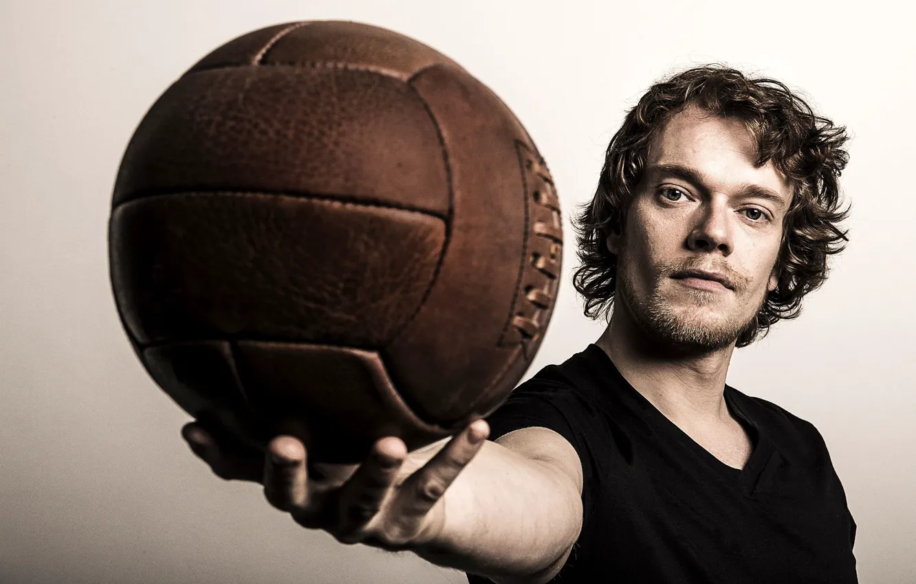 Фото обои мяч, актёр, Альфи Аллен, брат Лили Аллен, Alfie Allen