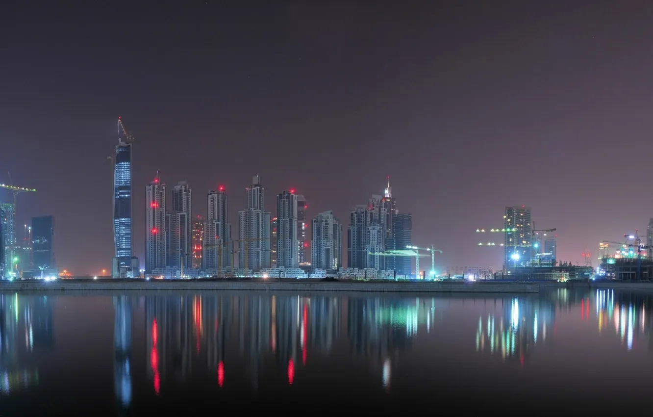 Фото обои вода, свет, ночь, город, отражение, здания, небоскрёбы, краны