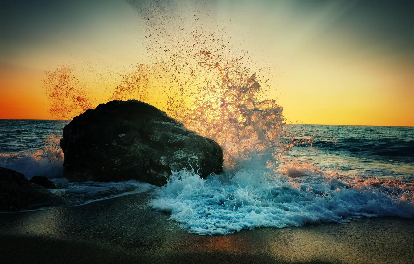 Фото обои море, пляж, брызги, рассвет, берег, камень