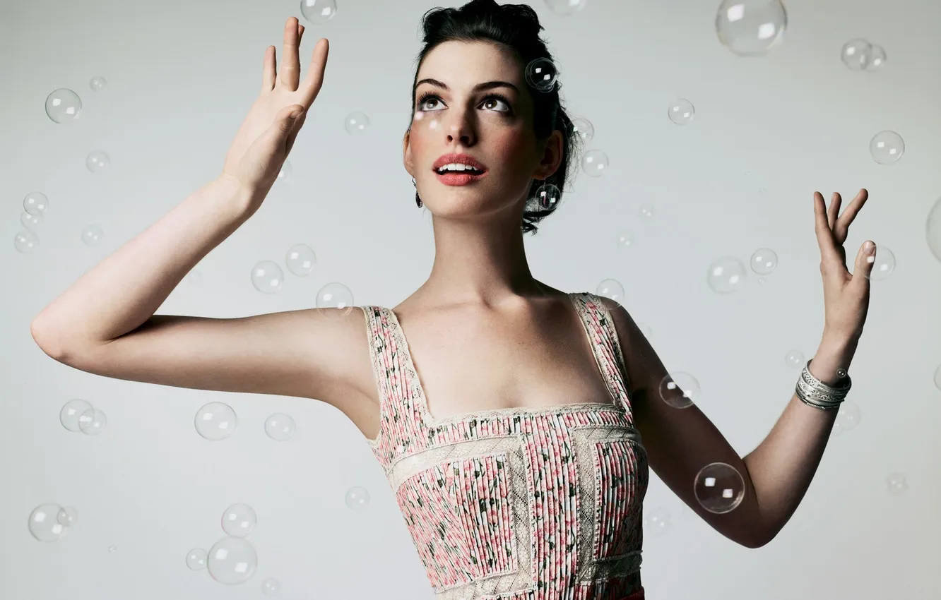 Фото обои актриса, мыльные пузыри, энн хэтэуэй, actress, anne hathaway, soap bubbles