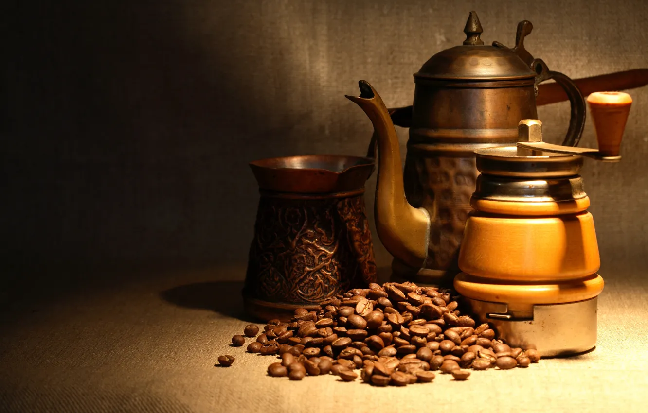 Фото обои свет, кофе, чайник, полумрак, зёрна, боке, кофемолка