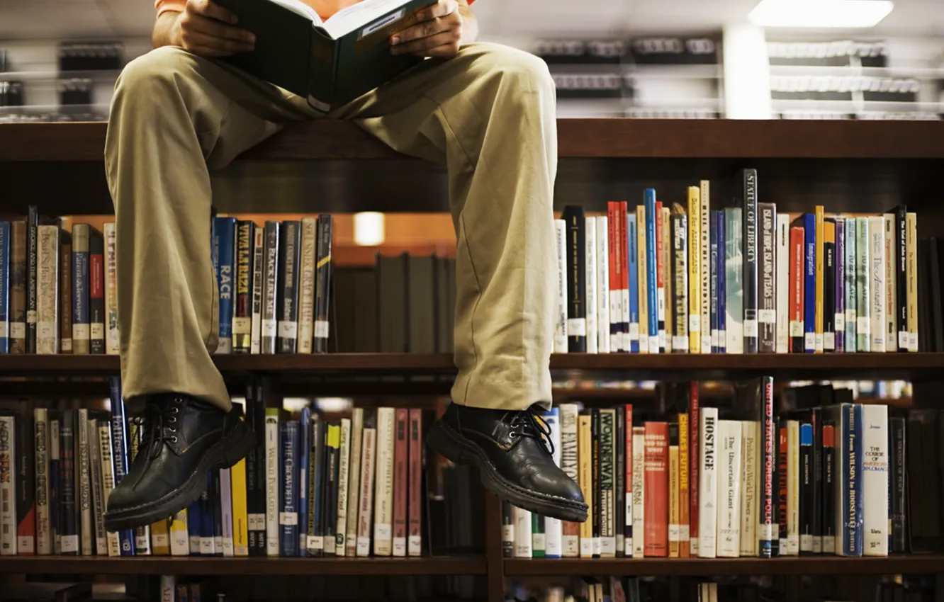 Фото обои ноги, книги, библиотека, читает