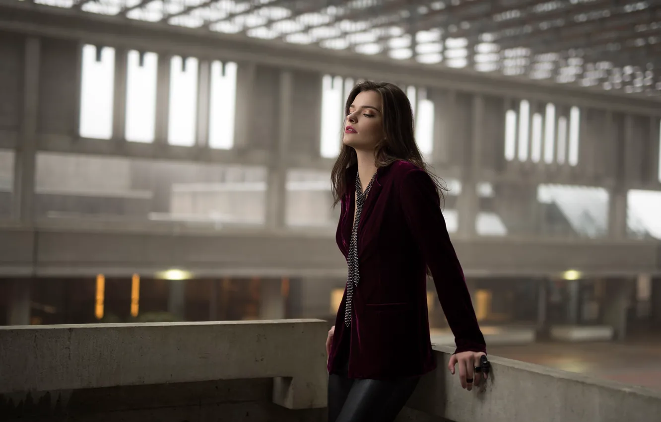 Фото обои девушка, свет, поза, брюнетка, окно, галстук, дымка, стоит