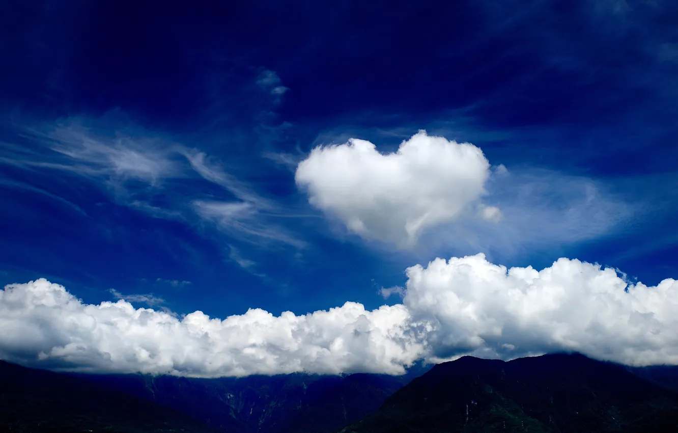 Фото обои небо, облака, горы, сердце, вершины, облако, сердечко