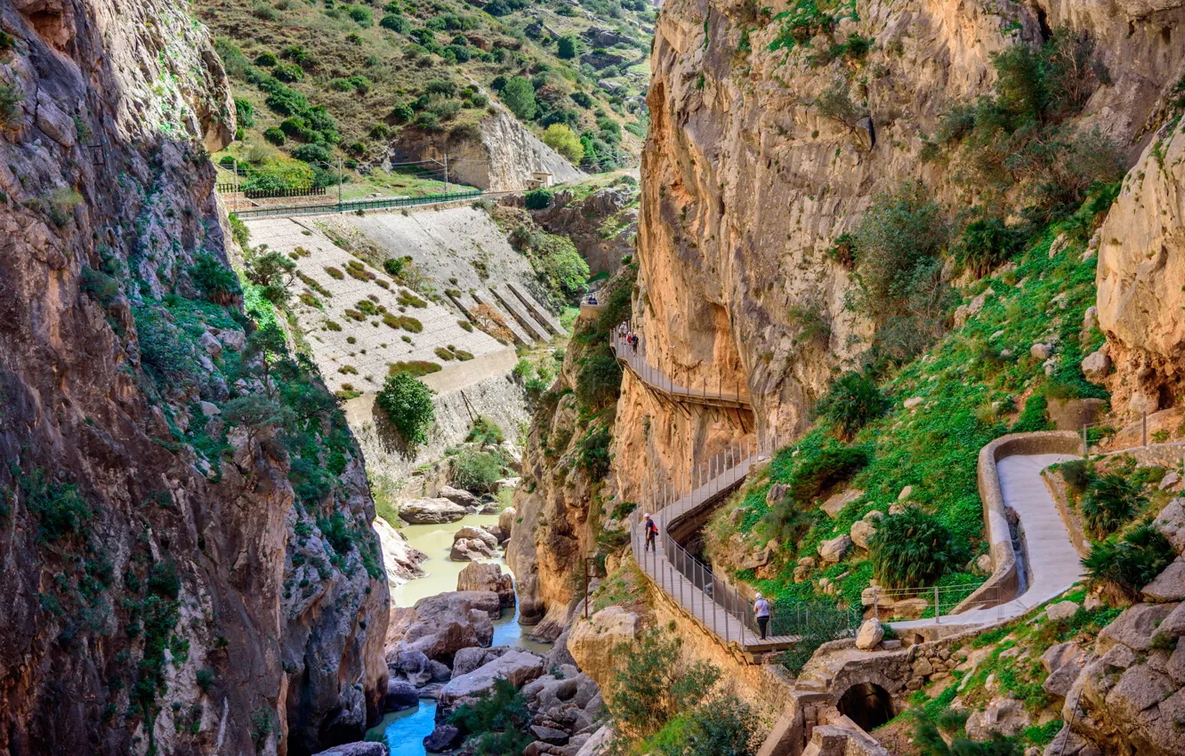 Фото обои камни, люди, скалы, тропа, каньон, Испания, вид сверху, Malaga