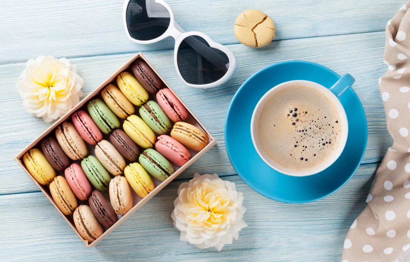 Фото обои цветы, подарок, colorful, wood, pink, flowers, coffee cup, macarons