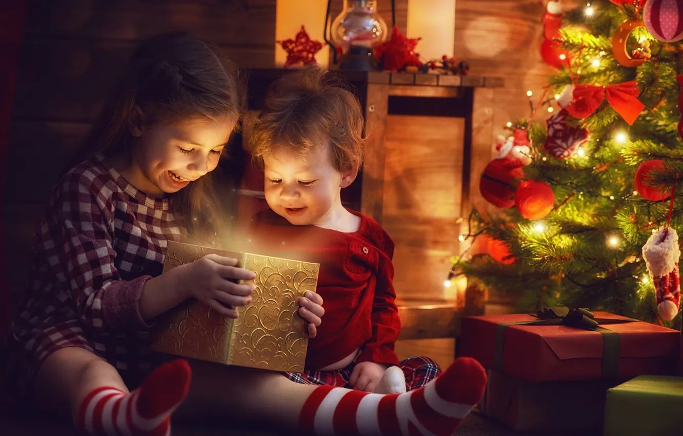 Фото обои радость, дети, подарок, елка, вечер, Новый год, гирлянда