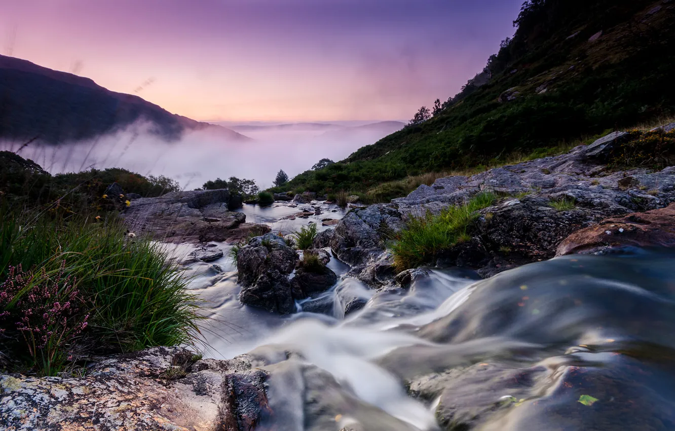 Фото обои пейзаж, горы, туман, река, камни, поток, утро, Великобритания