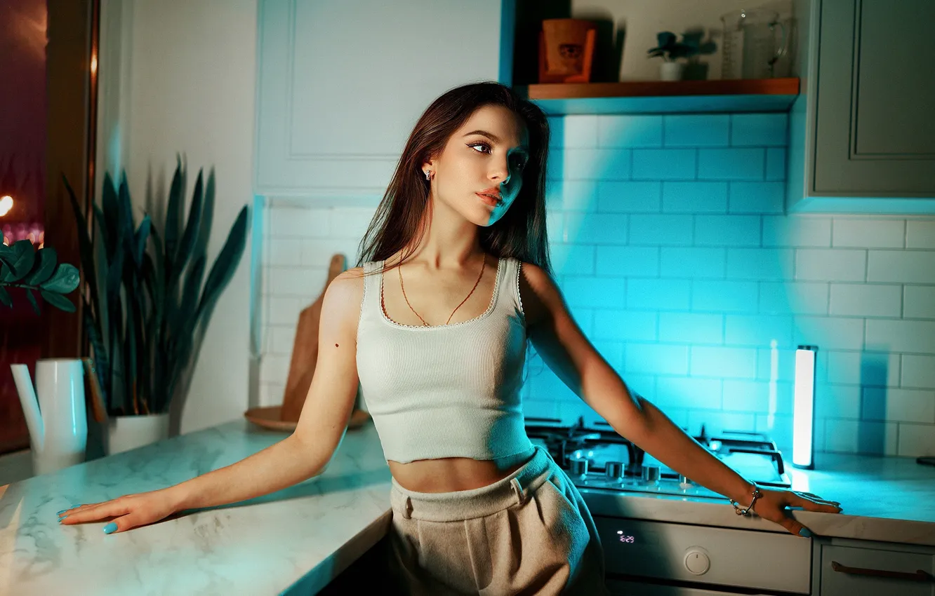 Фото обои shorts, model, women, brunette, plants, kitchen, white shorts, tank top
