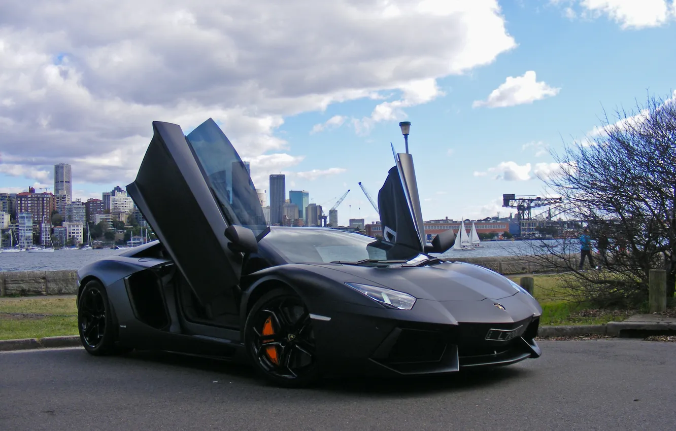 Фото обои небо, облака, город, чёрный, тень, lamborghini, black, aventador