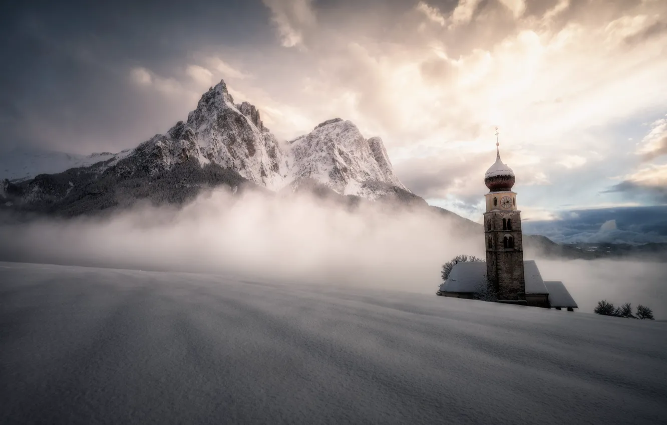 Фото обои зима, поле, небо, облака, свет, снег, туман, вершины