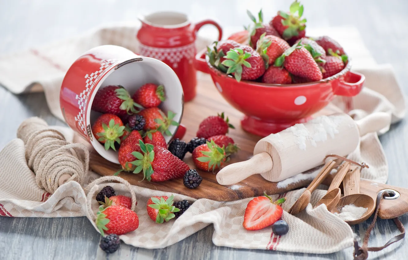 Фото обои ягоды, полотенце, клубника, натюрморт, шпагат, ежевика, скалка
