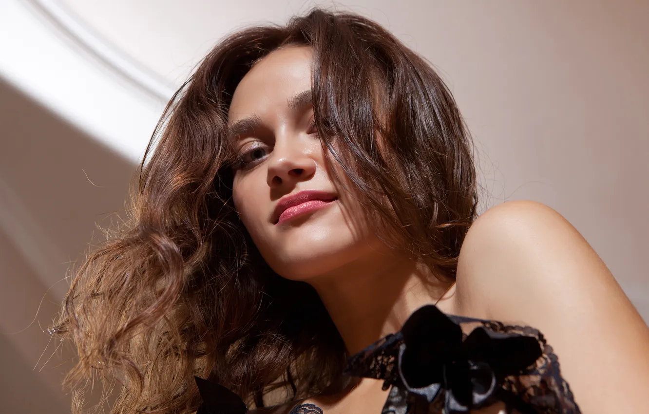 Фото обои girl, lips, face, hair, brunette, portrait, Zlatka A