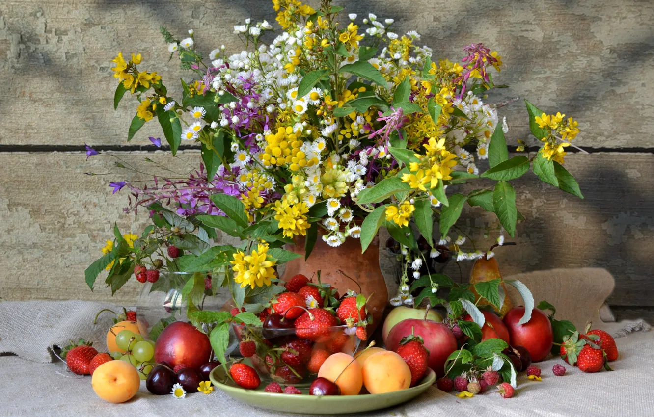 Фото обои лето, цветы, ягоды, малина, яблоко, букет, земляника, клубника