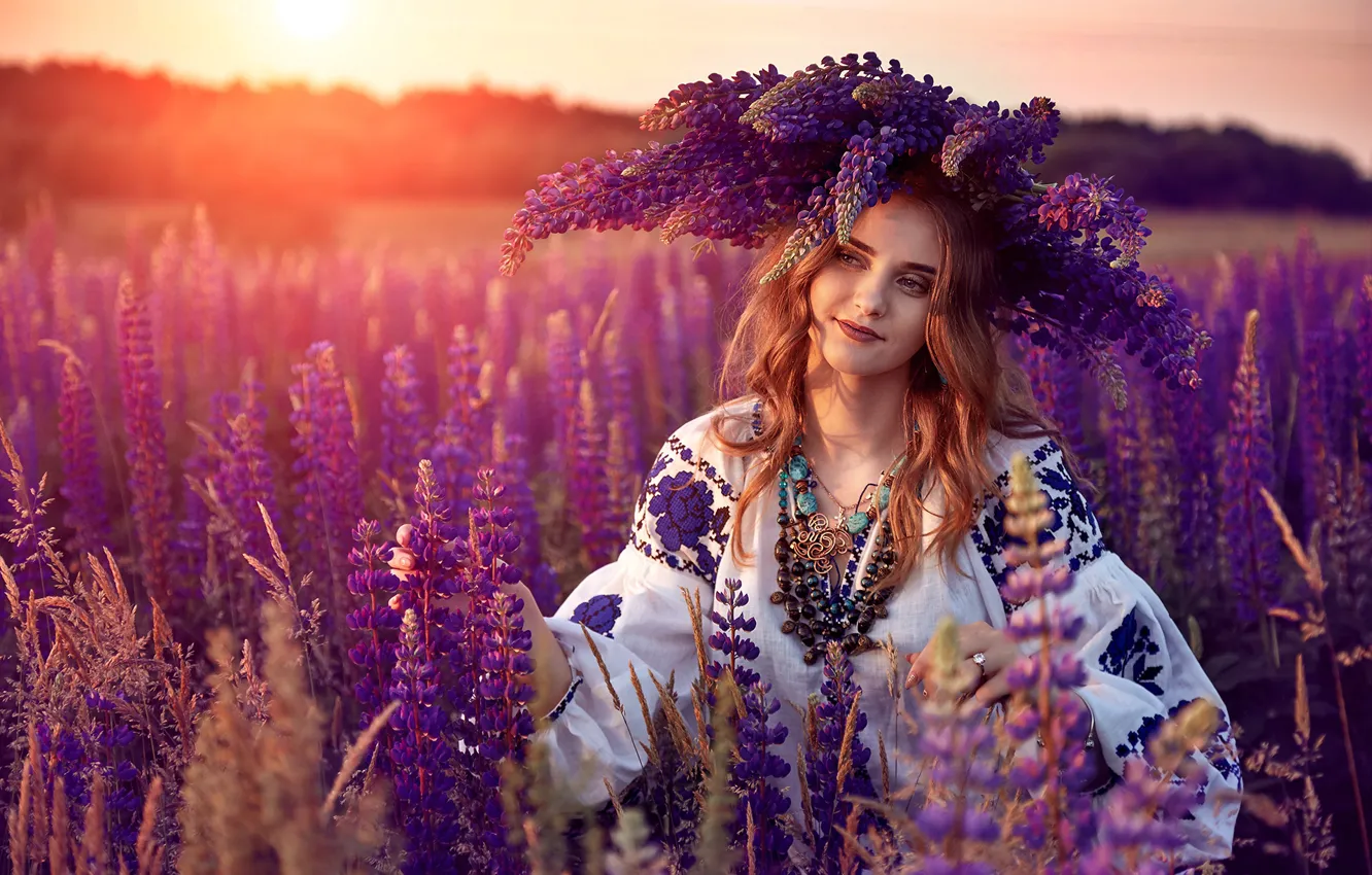 Фото обои поле, лето, девушка, украшения, цветы, природа, бусы, рыжая