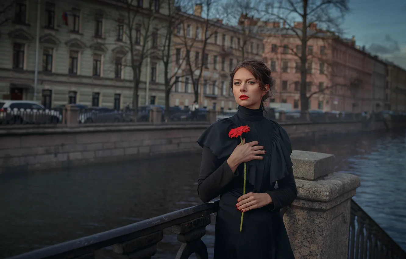 Фото обои цветок, взгляд, девушка, поза, дома, канал, Анна Шувалова, Санкт - Петербург