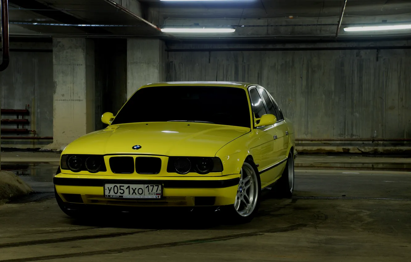 Фото обои желтый, BMW, стоянка, E34