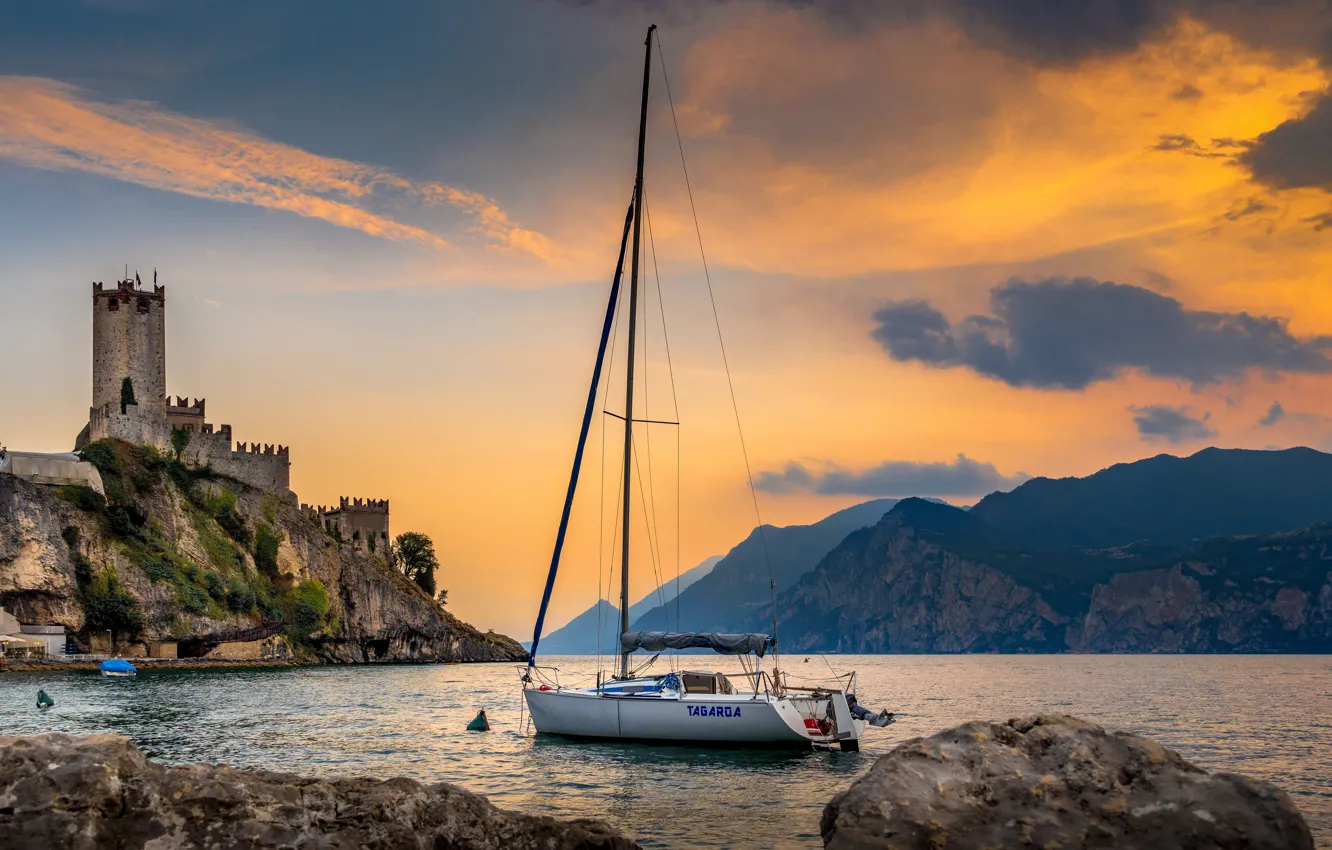 Фото обои закат, горы, озеро, замок, яхта, Альпы, Италия, крепость