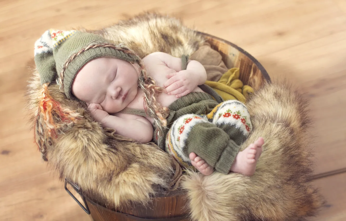 Фото обои сон, мальчик, спит, мех, шапочка, младенец, штанишки