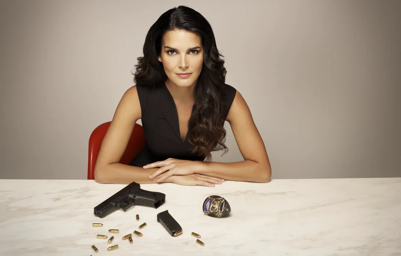 Фото обои взгляд, поза, пистолет, оружие, значок, сериал, Angie Harmon, Энджи Хэрмон